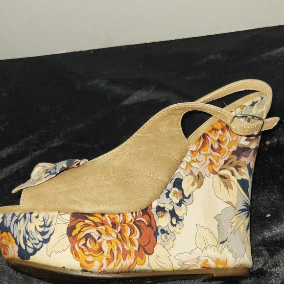 Tan Flower Wedge Open Toe Sandals Size 7.5 - Picture 7 of 11